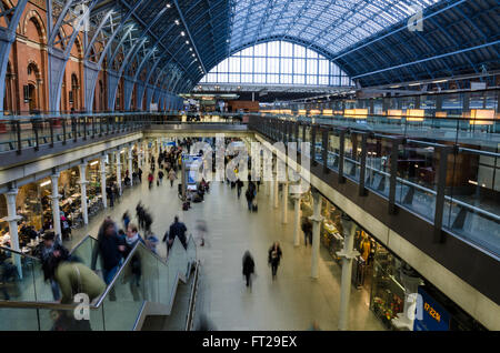 Looking down on the main concourse at St Pancras International Railway Station from the 1st floor. Stock Photo