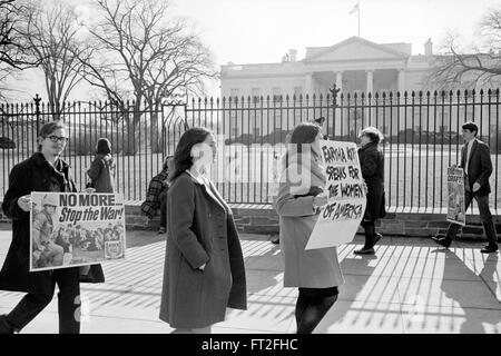 Vietnam War Protest. Anti-Vietnam war protesters outside the White House in Washington DC, January 1968 Stock Photo