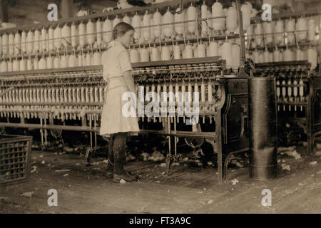 14-year-old Girl Working as Spinner at Cotton Mill, West, Texas, USA, circa 1913 Stock Photo