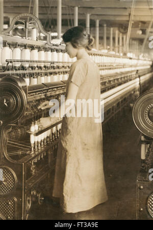 14-year-old Girl Working as Spinner in Cotton Mill, Adams, Massachusetts, USA, circa 1916 Stock Photo