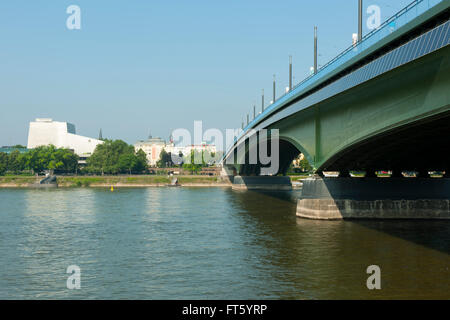 Deutschland, Nordrhein-Westfalen, Bonn, Kennedybrücke. Die Kennedybrücke ist die mittlere der drei Bonner Rheinbrücken und verbi Stock Photo