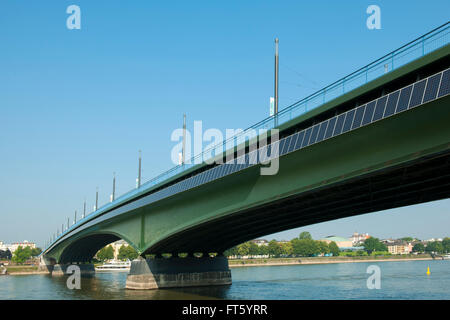 Deutschland, Nordrhein-Westfalen, Bonn, Kennedybrücke. Die Kennedybrücke ist die mittlere der drei Bonner Rheinbrücken und verbi Stock Photo