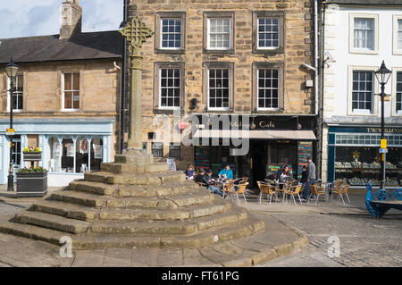 Alnwick market cross and Melvyn's Cafe, Northumberland, England, UK Stock Photo