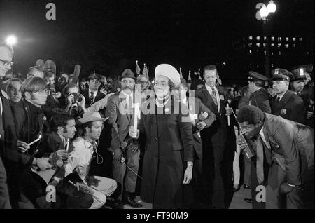 Vietnam War Protest. Coretta Scott King, widow of Dr Martin Luther King Jr, leading a march to the White House as part of the Moratorium to End the War in Vietnam, October 15, 1969 Stock Photo