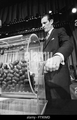 Vietnam Draft. Curtis W. Tarr, director of the Selective Service System, making the draw at the annual draft lottery, Commerce Department Auditorium, Washington DC, February 1972. Stock Photo