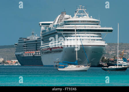 Sail boats and large cruise ships docked at the port of Klarendijk, Bonaire Stock Photo