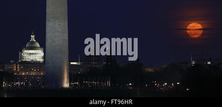 Washington, DC, USA. 23rd Mar, 2016. WASHINGTON, DC - MARCH 23: The full moon rises behind the monuments at the National mall. © Oliver Contreras/ZUMA Wire/Alamy Live News Stock Photo