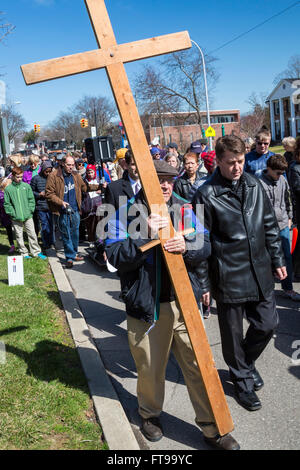 Grosse Pointe, Michigan USA - 25th March 2016 - Members of Catholic and Protestant churches walk the Stations of the Cross on Good Friday, stopping at locations on Kercheval Avenue for readings and prayer. Credit:  Jim West/Alamy Live News Stock Photo