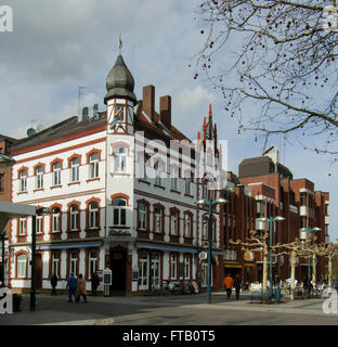 BRD, Nordrhein-Westfalen, Rhein-Kreis Neuss, Grevenbroich, Haus am Platz vor dem Alten Rathaus, dahinter das neue Rathaus Stock Photo