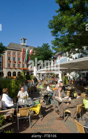 Deutschland, NRW, Neuss, Gastronomie auf dem Markt, im Hintergrund das Rathaus Stock Photo