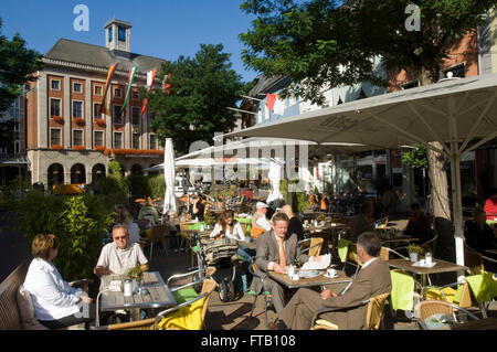 Deutschland, NRW, Neuss, Gastronomie auf dem Markt, im Hintergrund das Rathaus Stock Photo