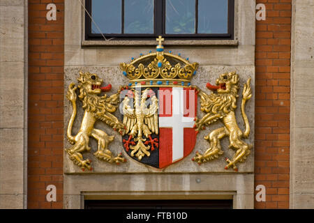 Deutschland, NRW, Neuss, Stadtwappen über dem Balkon des Rathauses Stock Photo