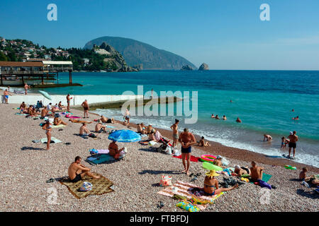 Beach in Gurzuf or Hurzuf and a view of Ayu Dag (Bear) Mountain, resort town in Crimea peninsula, Ukraine / Russia Stock Photo