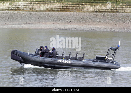 Putney London, UK. 27th March 2016. A police dinghy speed boat  patrols the River Thames to provide security before the start of the 162nd Cancer Research UK -Newton University boat race between Oxford and Cambridge university boat clubs Credit:  amer ghazzal/Alamy Live News Stock Photo