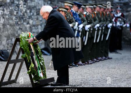 Dublin, Ireland. 27th Mar, 2016. Irish President Michael D. Higgins lays a wreath outside the General Post Office on O'Connell street during the parade marking the 100th anniversary of the 1916 Rising in Dublin, Ireland, March 27, 2016. The 1916 Rising was an armed rebellion against British rule in Ireland that began on Easter Monday, April 24, 1916, and last for six days. Credit:  Maxwell Photography/Xinhua/Alamy Live News Stock Photo
