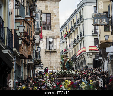 Zamora, Castilla and Leon, Spain. 27th Mar, 2016. The religious image of the Virgin from the 'Santisima Resurreccion' brotherhood is escorted by Guardia Civil officers on its way through the streets during the Easter Sunday procession in Zamora Credit:  Matthias Oesterle/ZUMA Wire/Alamy Live News Stock Photo