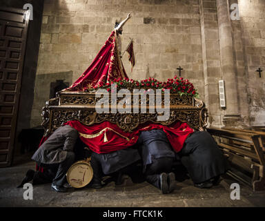 Zamora, Castilla and Leon, Spain. 27th Mar, 2016. The porters of the 'risen Jesus' from the 'Santisima Resurreccion' brotherhood pray at the end of the Easter Sunday procession in Zamora under their religious image Credit:  Matthias Oesterle/ZUMA Wire/Alamy Live News Stock Photo