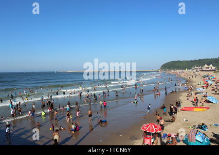 Ushaka Beach, Durban, South Africa. 27th March 2016.  Easter Sunday; a beautiful sunny day in Durban, brings out the locals and visitors alike to enjoy a relaxing day at the Beach  Credit:  Carl Nehore/Alamy Live News Stock Photo