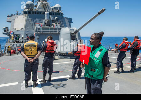 150506-N-XB010-112 MEDITERRANEAN SEA (May 6, 2015) Boatswain’s Mate Seaman Keswasia Johnson, from Chattanooga, Tennessee, stands a signalman watch aboard USS Laboon (DDG 58) during a replenishment-at-sea with the Military Sealift Command fleet replenishment oiler USNS John Lenthall (T-AO 189) May 6, 2015. Laboon, an Arleigh Burke-class guided-missile destroyer, homeported in Norfolk, is conducting naval operations in the U.S. 6th Fleet area of operations in support of U.S. national security interests in Europe. (U.S. Navy photo by Mass Communication Specialist 3rd Class Desmond Parks/Released) Stock Photo