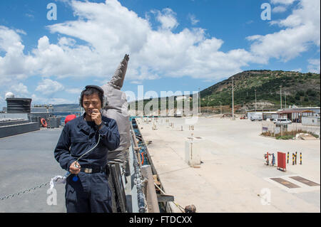 150528-N-XB010-094 SOUDA BAY, Greece (May 28, 2015) Gas Turbine Systems Technician (Electrical) Larry Lin, from Brooklyn, New York, stands fuel spill watch aboard USS Laboon (DDG 58) in Souda Bay, Greece, May 28, 2015. Laboon, an Arleigh Burke-class guided-missile destroyer, homeported in Norfolk, is conducting naval operations in the U.S. 6th Fleet area of operations in support of U.S. national security interests in Europe. (U.S. Navy photo by Mass Communication Specialist 3rd Class Desmond Parks) Stock Photo