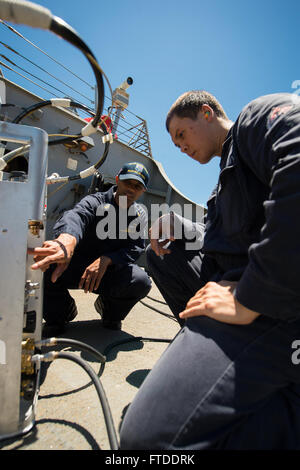 150615-N-FQ994-433 ROTA, Spain (June 15, 2015) Senior Chief Damage Controlman Shimran Ali, from Afloat Training Group Mayport, Florida, teaches Damage Controlman Fireman Michael Gallant, from San Diego, about supplied air respirator to self controlled breathing apparatus systems aboard USS Ross (DDG 71) June 15, 2015. Ross, an Arleigh Burke-class guided-missile destroyer, forward-deployed to Rota, Spain, is conducting naval operations in the U.S. 6th Fleet area of operations in support of U.S. national security interests in Europe. (U.S. Navy photo by Mass Communication Specialist 3rd Class Ro Stock Photo