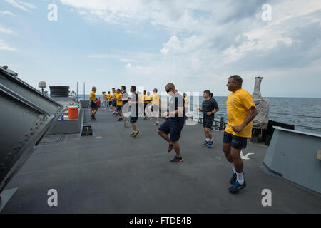 150624-N-XB010-066 BLACK SEA (June 24, 2015) Sailors assigned to USS Laboon (DDG 58) conduct physical training June 24, 2015. Laboon, an Arleigh Burke-class guided-missile destroyer, homeported in Norfolk, is conducting naval operations in the U.S. 6th Fleet area of operations in support of U.S. national security interests in Europe. (U.S. Navy photo by Mass Communication Specialist 3rd Class Desmond Parks) Stock Photo