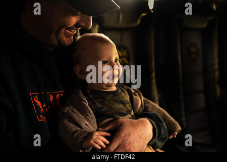 150725-M-JT438-112 NAIROBI, Kenya (July 25, 2015) Personnel and families from the U.S. Embassy in Nairobi tour an MV-22B Osprey during President Barack Obama’s visit to Kenya July 25, 2015. Elements of the 15th Marine Expeditionary Unit, based out of Camp Pendleton, California, and embarked aboard the USS Essex, are conducting naval operations in the 6th Fleet areas of operation in support of U.S. national security interests in Europe and Africa. (U.S. Marine Corps photo by Cpl. Elize McKelvey/Released) Stock Photo