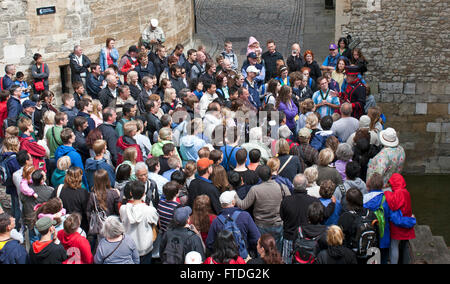 Beefeater guide talks to tourists at the tower of london Stock Photo