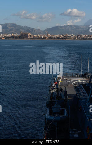 160311-N-FP878-114 PALMA DE MALLORCA, Spain (March 11, 2016) USS Carney (DDG 64) departs Palma De Mallorca, Spain, March 11, 2016. Carney, an Arleigh Burke-class guided-missile destroyer, forward deployed to Rota, Spain, is conducting a routine patrol in the U. S. 6th Fleet area of operations in support of U.S. national security interests in Europe. (U.S. Navy photo by Mass Communication Specialist 1st Class Theron J. Godbold/Released) Stock Photo