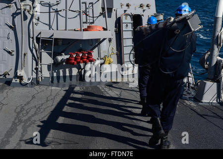 160311-N-FP878-124 MEDITERRANEAN SEA, Spain (March 11, 2016) Sailors carry the jack staff aboard USS Carney (DDG 64) after departing Palma De Mallorca, Spain March 11, 2016. Carney, an Arleigh Burke-class guided-missile destroyer, forward deployed to Rota, Spain, is conducting a routine patrol in the U. S. 6th Fleet area of operations in support of U.S. national security interests in Europe. (U.S. Navy photo by Mass Communication Specialist 1st Class Theron J. Godbold/Released) Stock Photo