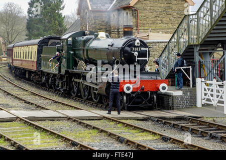 GWR 7812 EARLSTOKE MANOR leaving Highley on the SVR Stock Photo - Alamy