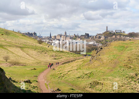 Edinburgh Holyrood Park - people walking down from Arthur's Seat in Holyrood Park towards Holyrood, the Scottish Parliament Stock Photo