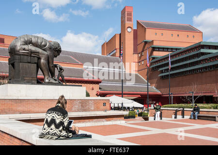 A Bronze Statue of Sir Isaac Newton by Eduardo Paolozzi, outside The British Library in London, England, UK Stock Photo