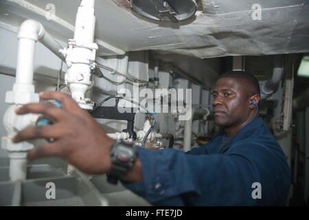 AKSAZ, Turkey (Nov. 11, 2013) - Gas Turbine Systems Technician (Mechanical) 1st Class Marcus Littlejohn opens a fresh water valve for a generator water wash in the main engine room aboard the Arleigh Burke-class guided-missile destroyer USS Stout (DDG 55) while inport on Aksaz Naval Base, to support Exercise Dogu Akdeniz 2013. The exercise was hosted by Commander, Turkish Fleet to support interoperability efforts. Stout, homeported in Norfolk, Va., is on a scheduled deployment supporting maritime security operations and theater security cooperation efforts in the U.S. 6th Fleet area of operati Stock Photo