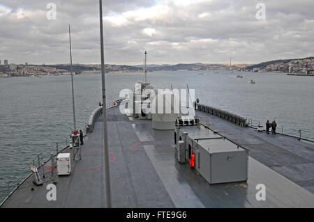 140204-N-PE825-098: Turkish Straits (Feb. 4, 2014) – The amphibious command ship USS Mount Whitney (LCC 20) transits the Turkish Straits while conducting maritime security operations in the Black Sea. Mount Whitney, homeported in Gaeta, Italy, is the U.S. 6th Fleet flagship and operates with a combined crew of U.S. Sailors and MSC civil service mariners. (U.S. Navy photo by Mass Communication Specialist 1st Class Collin Turner/Released) Stock Photo