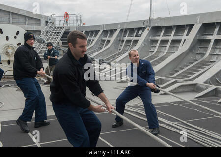 140301-N-ZY039-135: ROTA, Spain (March 1, 2014) - Sailors aboard joint high-speed vessel USNS Spearhead (JHSV 1) heave mooring lines while pulling into Rota, Spain, for a regularly scheduled port visit. Spearhead, the U.S. Navy's first-in-class joint high-speed vessel, is on its maiden deployment supporting theater security cooperation efforts and the international collaborative capacity-building program, Africa Partnership Station, in the U.S. 6th Fleet area of operations. (U.S. Navy photo by Mass Communication Specialist Seaman Justin R. DiNiro/ Released) Stock Photo