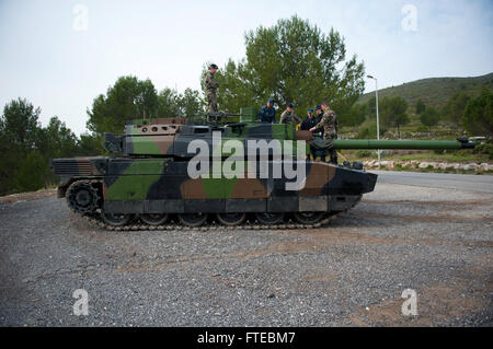 140311-N-WD757-214 MARSEILLE, France (March 11, 2014) – Sailors assigned to the guided-missile destroyer USS Arleigh Burke (DDG 51) tour a French Army Leclerc main battle tank belonging to the Armée De Terre 4e Regiment De Dragons tank regiment while the ship is on a scheduled port visit to Marseille, France. Arleigh Burke is on a scheduled deployment in support of maritime security operations and theater security cooperation efforts in the U.S. 6th Fleet area of operations. (U.S. Navy photo by Mass Communication Specialist 2nd Class Carlos M. Vazquez II/Released)  Join the conversation on Twi Stock Photo