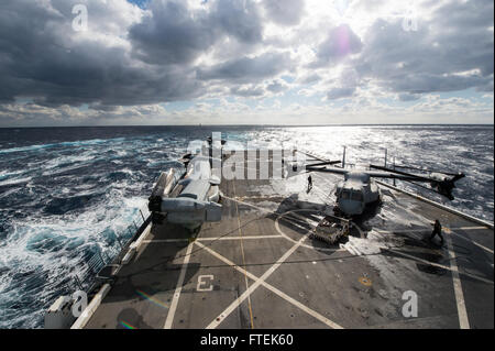 150109-N-XG464-115 MEDITERRANEAN SEA (Jan. 9, 2015) - USS New York (LPD 21) conducts an underway replenishment-at-sea with USNS Kanawha (T-AO 196) and Whidbey Island-class amphibious dock landing ship USS Fort McHenry (LSD 43) Jan. 9, 2015. New York, a San Antonio-class amphibious transport dock ship, deployed as part of the Iwo Jima Amphibious Ready Group/24th Marine Expeditionary Unit, is conducting naval operations in the U.S. 6th Fleet area of operations in support of U.S. national security interests in Europe. (U.S. Navy photo by Mass Communication Specialist 3rd Class Jonathan B. Trejo/R Stock Photo