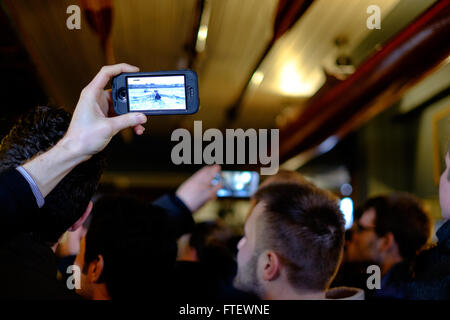 Cambridge Oxford boat rowing race pub spectators watch the match on an iphone. 2016. Stock Photo