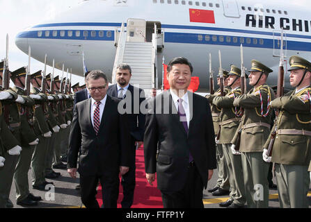 Prague, Czech Republic. 28th Mar, 2016. Chinese President Xi Jinping (R front) arrives at the airport in Prague, Czech Republic, March 28, 2016. Xi started a three-day state visit to the Czech Republic from Monday. © Lan Hongguang/Xinhua/Alamy Live News Stock Photo