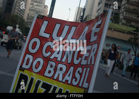 Sao Paulo, Brazil. 28th Mar, 2016. A small protest spark again by the people camping in front of FEISP ( Federação das Indústrias do Estado de São Paulo ) calling other citizens to join them against Partido dos Trabalhadores or PT, the party of ex-President Lula and the the President Dilma Rousseff, for graft scandals that worsen economic crisis. © Adeleke Anthony Fote/Pacific Press/Alamy Live News