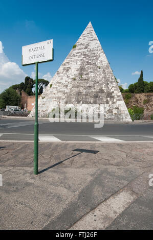 Italy, Lazio, Rome, Ostiense district, Cestia Pyramid Stock Photo