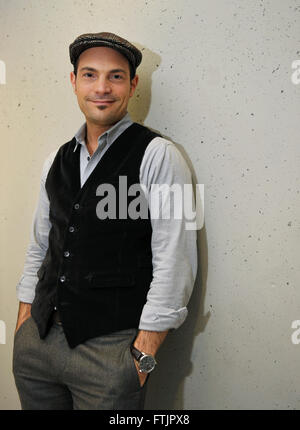 Frankfurt Main, Germany. 05th Nov, 2009. German singer Roger Cicero smiles in Frankfurt Main, Germany, 05 November 2009. Cicero chatted with German Pres Agency dpa to promote his current album ?Artgerecht? (lit. ?species-appropriate?). Photo: Arne Dedert/dpa/Alamy Live News Stock Photo