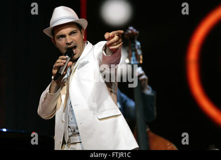 FILE - A file picture dated 11 May 2007 shows German jazz singer Roger Cicero performing during the first dress rehearsal for the European Song Contest final in Helsinki, Finland. Cicero died aged 45, his management confirmed on 29 March 2016 to German news agency Deutsche Presse-Agentur. Photo: JOERG CARSTENSEN/dpa Stock Photo