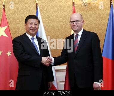 (160329) -- PRAGUE, March 29, 2016 (Xinhua) -- Chinese President Xi Jinping (L) meets with Czech Prime Minister Bohuslav Sobotka in Prague, the Czech Republic, March 29, 2016. (Xinhua/Ju Peng) (mp)