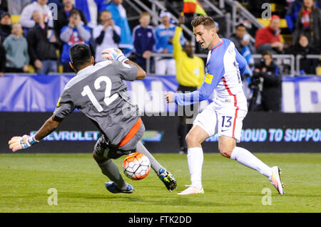 Columbus, Ohio, USA. 29th March, 2016. United States Midfielder Ethan Finlay (13) takes a shot past Guatemala Goalkeeper Paulo Motta (12) during the 2018 FIFA World Cup Russia-Qualifier match between U.S. Men's National Team and Guatemala at MAPFRE Stadium, in Columbus OH. USA 4 - Guatemala 0 after regulation time. Credit:  Cal Sport Media/Alamy Live News Stock Photo