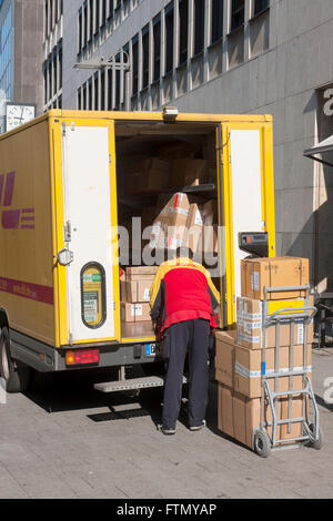 Köln, Altstadt-Nord, DHL-Paketdienst