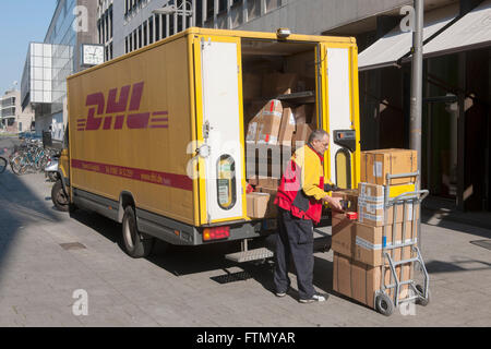 Köln, Altstadt-Nord, DHL-Paketdienst