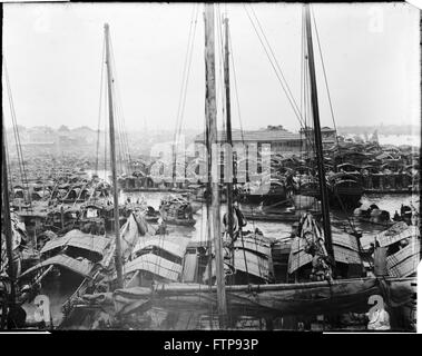 AJAXNETPHOTO. 1900 (APPROX). HONG KONG, CHINA. - SAMPAN HARBOUR - SAMPAN AND FISHING JUNK BOATS RAFTED UP. LOCATION IS POSSIBLY ABERDEEN HARBOUR AT TURN OF THE 19/20TH CENTURY.  PHOTO:AJAX VINTAGE PICTURE LIBRARY  REF:JUNKS 02B Stock Photo