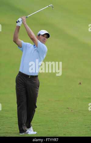 Decatur, Georgia, UNITED STATES. 24th Sep, 2009. Mike Weir (CAN) hits his second shot on the first hole during the first round of the PGA Tour Championship at East Lake Golf Club on Sept. 24, 2009 in Decatur, Ga. ZUMA Press/Scott A. Miller © Scott A. Miller/ZUMA Wire/Alamy Live News Stock Photo